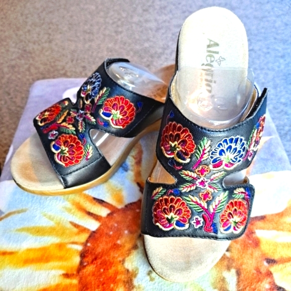 Alegria Shoes - Pair Of Black Comfortable Padded Arch Support Platform Sandals Shoes By Algeria